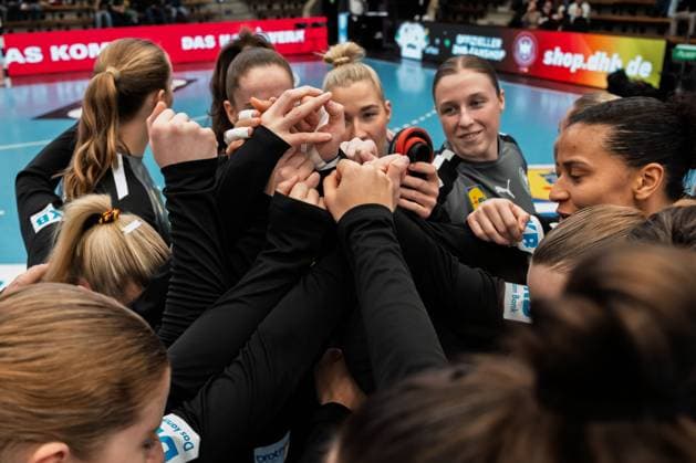 Handball, Frauen Laenderspiel - Deutschland - Schweiz Hände, Feature, Symbolbild Goeppeingen EWS Arena Deutschland