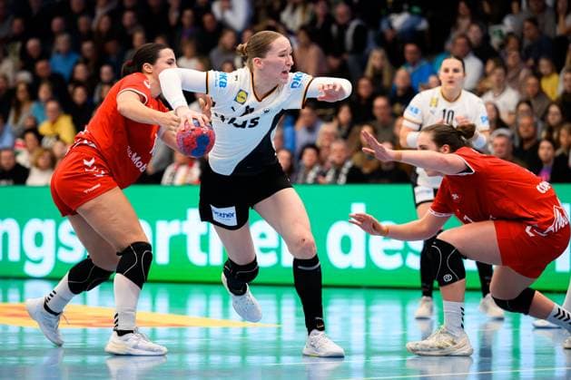 Handball, Frauen Laenderspiel - Deutschland - Schweiz v.li. Tabea Schmid (Schweiz), Nieke Kühne Kuehne (Deutschland) Goeppeingen EWS Arena Deutschland