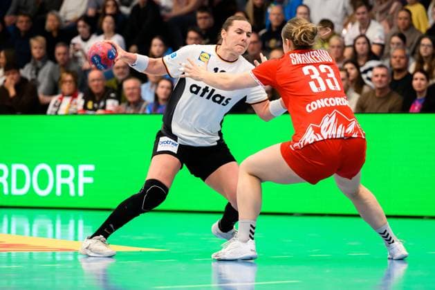 Handball, Frauen Laenderspiel - Deutschland - Schweiz Mareike Thomaier (Deutschland), Nora Snedkerud (Schweiz) Goeppeingen EWS Arena Deutschland