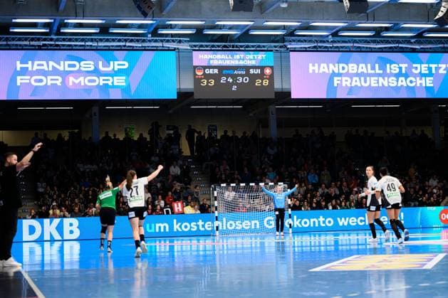 Handball, Frauen Laenderspiel - Deutschland - Schweiz Werbung DKB Goeppeingen EWS Arena Deutschland