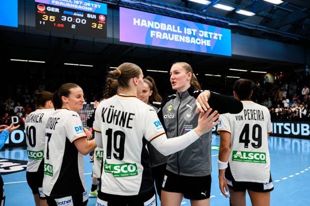 Handball, Frauen Laenderspiel - Deutschland - Schweiz Nieke Kühne Kuehne (Deutschland), Viola Leuchter (Deutschland) Goeppeingen EWS Arena Deutschland