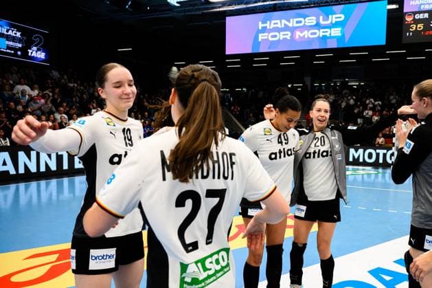 Handball, Frauen Laenderspiel - Deutschland - Schweiz Nieke Kühne Kuehne (Deutschland), Julia Maidhof (Deutschland) Schlussjubel Schlußjubel Emotion Freude Goeppeingen EWS Arena Deutschland