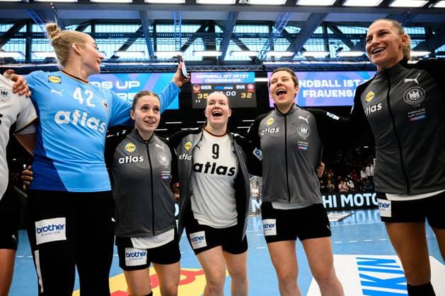 Handball, Frauen Laenderspiel - Deutschland - Schweiz Torhueterin Katharina Filter (Deutschland), Alexia Hauf (Deutschland), Lisa Antl (Deutschland), Alina Grijseels (Deutschland), Antje Döll Doell (Deutschland) Schlussjubel Schlußjubel Emotion Freude Goeppeingen EWS Arena Deutschland
