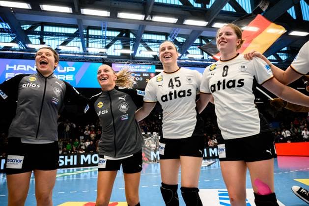 Handball, Frauen Laenderspiel - Deutschland - Schweiz v.li. Alina Grijseels (Deutschland), Antje Döll Doell (Deutschland), Jolina Huhnstock (Deutschland), Nina Engel (Deutschland) Schlussjubel Schlußjubel Emotion Freude Goeppeingen EWS Arena Deutschland