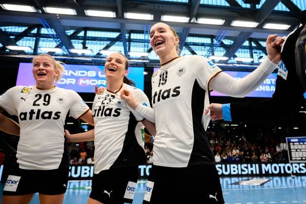 Handball, Frauen Laenderspiel - Deutschland - Schweiz Antje Döll Doell (Deutschland), Julia Maidhof (Deutschland), Nieke Kühne Kuehne (Deutschland) Schlussjubel Schlußjubel Emotion Freude Goeppeingen EWS Arena Deutschland