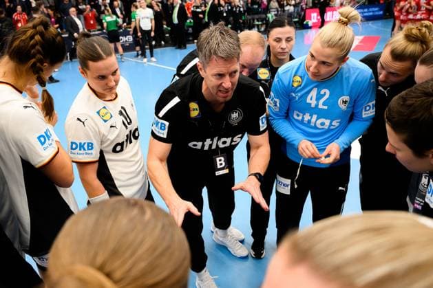 Handball, Frauen Laenderspiel - Deutschland - Schweiz Trainer Markus Gaugisch (Deutschland) hält eine Ansprache nach dem Spiel, Mareike Thomaier (Deutschland), Torhueterin Katharina Filter (Deutschland) Goeppeingen EWS Arena Deutschland