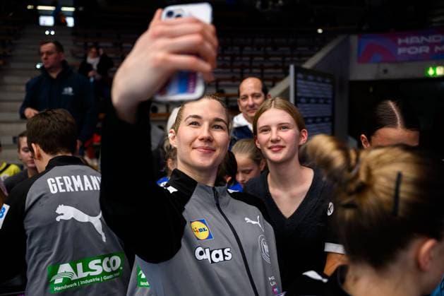 Handball, Frauen Laenderspiel - Deutschland - Schweiz Torhueterin Katharina Filter (Deutschland) Fankurve Fans Fanblock Goeppeingen EWS Arena Deutschland