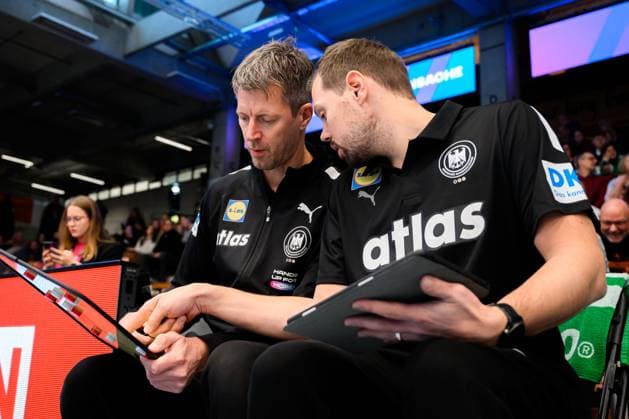 Handball, Frauen Laenderspiel - Deutschland - Schweiz Trainer Markus Gaugisch (Deutschland), Co-Trainer Frederick Griesbach (Deutschland) Goeppeingen EWS Arena Deutschland