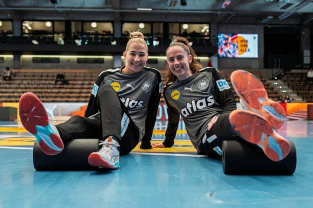 Handball, Frauen Laenderspiel - Deutschland - Schweiz Torhueterin Katharina Filter (Deutschland), Torhueterin Sarah Wachter (Deutschland) Goeppeingen EWS Arena Deutschland