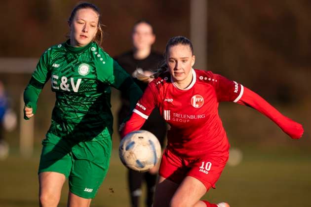 Regionalliga Nordost Frauen: SV Eintracht Leipzig-Süd vs. 1. FFV Erfurt; Leipzig; 22.11.2025 Kyra Leise ( 20; SV Eintracht Leipzig-Süd) gegen Maja Felicitas Bauerschmidt ( 10; 1. FFV Erfurt) Regionalliga Nordost Frauen: SV Eintracht Leipzig-Süd vs. 1. FFV Erfurt; Südkampfbahn Leipzig Großfeld 1; 22.11.2025 Copyright: xBEAUTIFULxSPORTS Duehringx