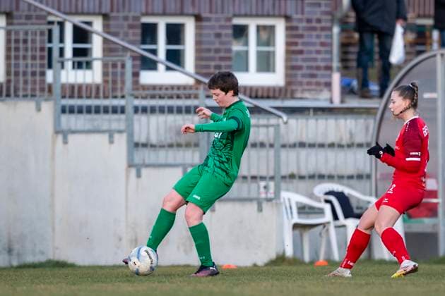 Regionalliga Nordost Frauen: SV Eintracht Leipzig-Süd vs. 1. FFV Erfurt; Leipzig; 22.11.2025 Paula Melsheimer ( 9; SV Eintracht Leipzig-Süd) Regionalliga Nordost Frauen: SV Eintracht Leipzig-Süd vs. 1. FFV Erfurt; Südkampfbahn Leipzig Großfeld 1; 22.11.2025 Copyright: xBEAUTIFULxSPORTS Duehringx