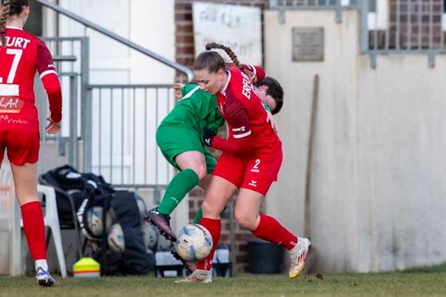 Regionalliga Nordost Frauen: SV Eintracht Leipzig-Süd vs. 1. FFV Erfurt; Leipzig; 22.11.2025 Paula Melsheimer ( 9; SV Eintracht Leipzig-Süd) gegen Tamara Stahl ( 2; 1. FFV Erfurt) Regionalliga Nordost Frauen: SV Eintracht Leipzig-Süd vs. 1. FFV Erfurt; Südkampfbahn Leipzig Großfeld 1; 22.11.2025 Copyright: xBEAUTIFULxSPORTS Duehringx