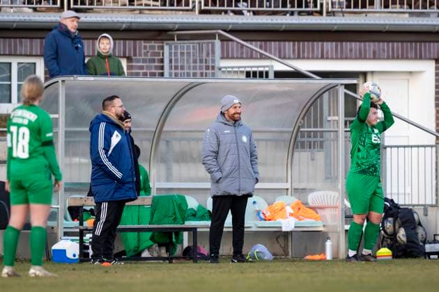 Regionalliga Nordost Frauen: SV Eintracht Leipzig-Süd vs. 1. FFV Erfurt; Leipzig; 22.11.2025 Stephan Franke (Trainer; SV Eintracht Leipzig-Süd) (Bildmitte mit Mütze) Regionalliga Nordost Frauen: SV Eintracht Leipzig-Süd vs. 1. FFV Erfurt; Südkampfbahn Leipzig Großfeld 1; 22.11.2025 Copyright: xBEAUTIFULxSPORTS Duehringx