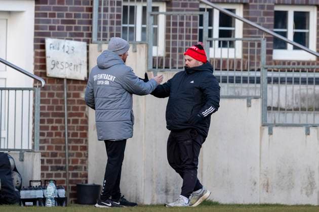 Regionalliga Nordost Frauen: SV Eintracht Leipzig-Süd vs. 1. FFV Erfurt; Leipzig; 22.11.2025 Stephan Franke (Trainer; SV Eintracht Leipzig-Süd) (links) und Gino Heinze (Trainer; 1. FFV Erfurt) (rechts) Regionalliga Nordost Frauen: SV Eintracht Leipzig-Süd vs. 1. FFV Erfurt; Südkampfbahn Leipzig Großfeld 1; 22.11.2025 Copyright: xBEAUTIFULxSPORTS Duehringx