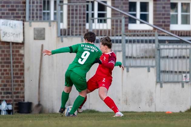 Regionalliga Nordost Frauen: SV Eintracht Leipzig-Süd vs. 1. FFV Erfurt; Leipzig; 22.11.2025 Paula Melsheimer ( 9; SV Eintracht Leipzig-Süd) gegen Tamara Stahl ( 2; 1. FFV Erfurt) Regionalliga Nordost Frauen: SV Eintracht Leipzig-Süd vs. 1. FFV Erfurt; Südkampfbahn Leipzig Großfeld 1; 22.11.2025 Copyright: xBEAUTIFULxSPORTS Duehringx