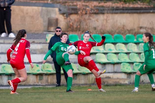 Regionalliga Nordost Frauen: SV Eintracht Leipzig-Süd vs. 1. FFV Erfurt; Leipzig; 22.11.2025 Paula Melsheimer ( 9; SV Eintracht Leipzig-Süd) gegen Tamara Stahl ( 2; 1. FFV Erfurt) Regionalliga Nordost Frauen: SV Eintracht Leipzig-Süd vs. 1. FFV Erfurt; Südkampfbahn Leipzig Großfeld 1; 22.11.2025 Copyright: xBEAUTIFULxSPORTS Duehringx