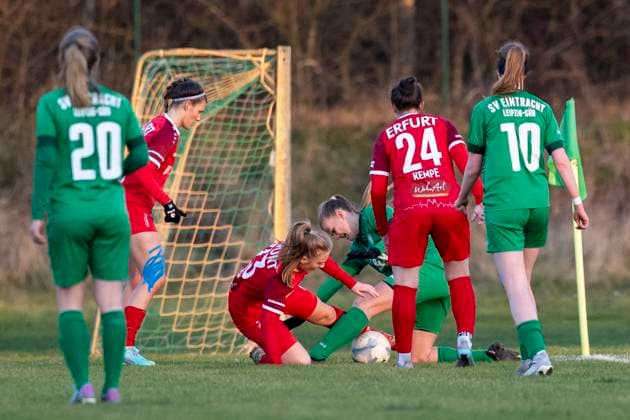 Regionalliga Nordost Frauen: SV Eintracht Leipzig-Süd vs. 1. FFV Erfurt; Leipzig; 22.11.2025 Lena Frisch ( 23; 1. FFV Erfurt) gegen Celine Hauk ( 17; SV Eintracht Leipzig-Süd) Regionalliga Nordost Frauen: SV Eintracht Leipzig-Süd vs. 1. FFV Erfurt; Südkampfbahn Leipzig Großfeld 1; 22.11.2025 Copyright: xBEAUTIFULxSPORTS Duehringx