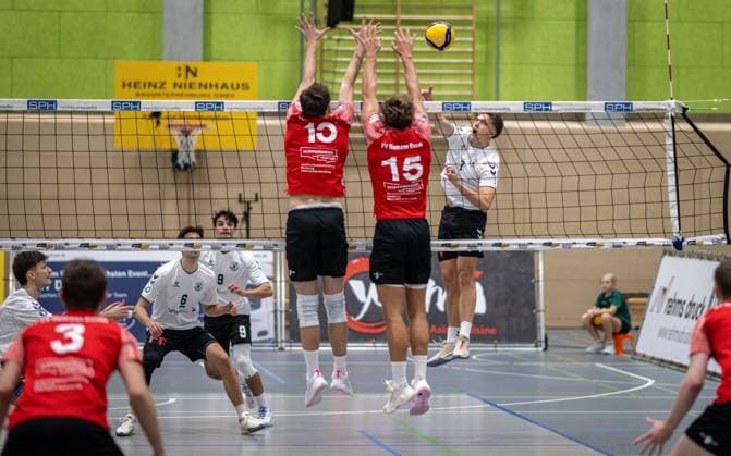 Volleyball, Saison 2025 2026, 2. Bundesliga Nord, 22.11.2025, 08. Spieltag, Herren, TuB Bocholt (weiss) vs. VV Human Essen (rot) v.l.: Tobias John (TuB Bocholt), Jonah Juditzki (VV Human Essen), Ben Stoverink (TuB Bocholt), Lukas Salimi (TuB Bocholt), Simon Schroeder (VV Human Essen), Fynn Bach (VV Human Essen), Luis Kubo (TuB Bocholt), Bocholt Sporthalle West Nordrhein-Westfalen Deutschland