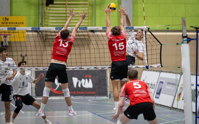 Volleyball, Saison 2025 2026, 2. Bundesliga Nord, 22.11.2025, 08. Spieltag, Herren, TuB Bocholt (weiss) vs. VV Human Essen (rot) v.l.: Tobias John (TuB Bocholt), Ben Stoverink (TuB Bocholt), Simon Schröder (VV Human Essen), Fynn Bach (VV Human Essen), Luis Kubo (TuB Bocholt), Christopher Schaeperklaus (VV Human Essen), Bocholt Sporthalle West Nordrhein-Westfalen Deutschland