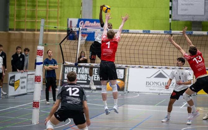 Volleyball, Saison 2025 2026, 2. Bundesliga Nord, 22.11.2025, 08. Spieltag, Herren, TuB Bocholt (weiss) vs. VV Human Essen (rot) v.l.: Tim Dissmann (Libero VV Human Essen), Rudy Schneider (TuB Bocholt), Lukas Prions (VV Human Essen), Lukas Salimi (TuB Bocholt), Simon Schroeder (VV Human Essen), Bocholt Sporthalle West Nordrhein-Westfalen Deutschland