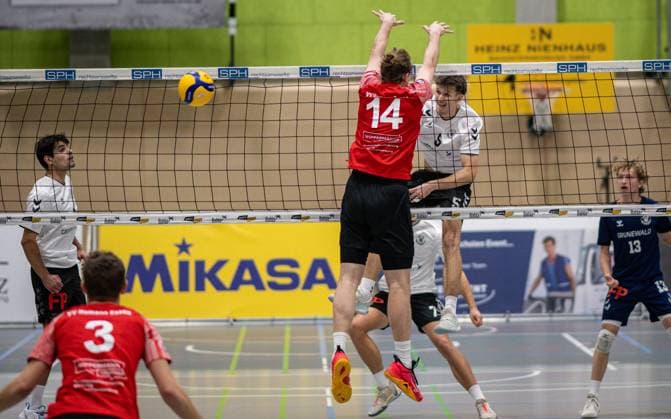 Volleyball, Saison 2025 2026, 2. Bundesliga Nord, 22.11.2025, 08. Spieltag, Herren, TuB Bocholt (weiss) vs. VV Human Essen (rot) v.l.: Lukas Salimi (TuB Bocholt), Jonah Juditzki (VV Human Essen), Moritz Finke (VV Human Essen), Tobias John (TuB Bocholt), Tom-Luca Schluse (Libero TuB Bocholt), Bocholt Sporthalle West Nordrhein-Westfalen Deutschland