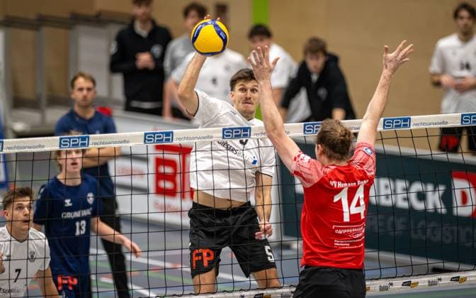 Volleyball, Saison 2025 2026, 2. Bundesliga Nord, 22.11.2025, 08. Spieltag, Herren, TuB Bocholt (weiss) vs. VV Human Essen (rot) v.l.: Tobias John (TuB Bocholt), Moritz Finke (VV Human Essen), Bocholt Sporthalle West Nordrhein-Westfalen Deutschland