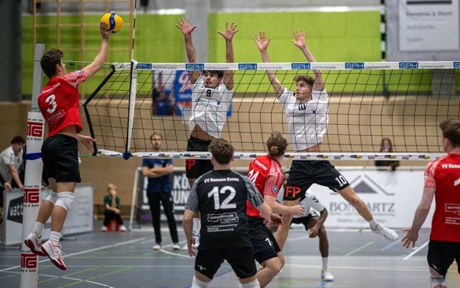 Volleyball, Saison 2025 2026, 2. Bundesliga Nord, 22.11.2025, 08. Spieltag, Herren, TuB Bocholt (weiss) vs. VV Human Essen (rot) v.l.: Jonah Juditzki (VV Human Essen), Lukas Salimi (TuB Bocholt), Tim Dissmann (Libero VV Human Essen), Moritz Finke (VV Human Essen), Tom Doerpinghaus (TuB Bocholt), Bocholt Sporthalle West Nordrhein-Westfalen Deutschland