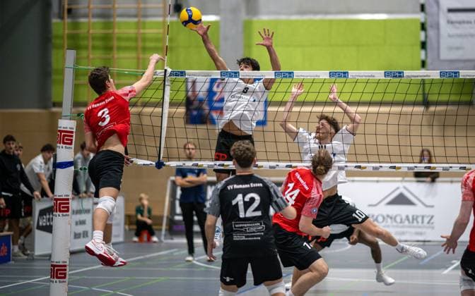 Volleyball, Saison 2025 2026, 2. Bundesliga Nord, 22.11.2025, 08. Spieltag, Herren, TuB Bocholt (weiss) vs. VV Human Essen (rot) v.l.: Jonah Juditzki (VV Human Essen), Lukas Salimi (TuB Bocholt), Tim Dissmann (Libero VV Human Essen), Moritz Finke (VV Human Essen), Tom Doerpinghaus (TuB Bocholt), Bocholt Sporthalle West Nordrhein-Westfalen Deutschland