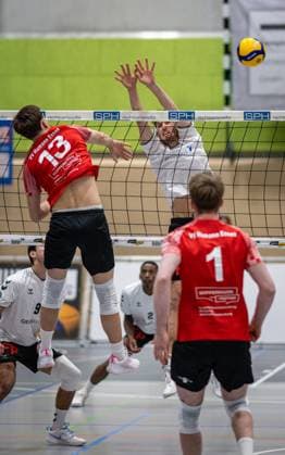 Volleyball, Saison 2025 2026, 2. Bundesliga Nord, 22.11.2025, 08. Spieltag, Herren, TuB Bocholt (weiss) vs. VV Human Essen (rot) v.l.: Lukas Salimi (TuB Bocholt), Simon Schroeder (VV Human Essen), Tom Doerpinghaus (TuB Bocholt), Lukas Prions (VV Human Essen), Bocholt Sporthalle West Nordrhein-Westfalen Deutschland
