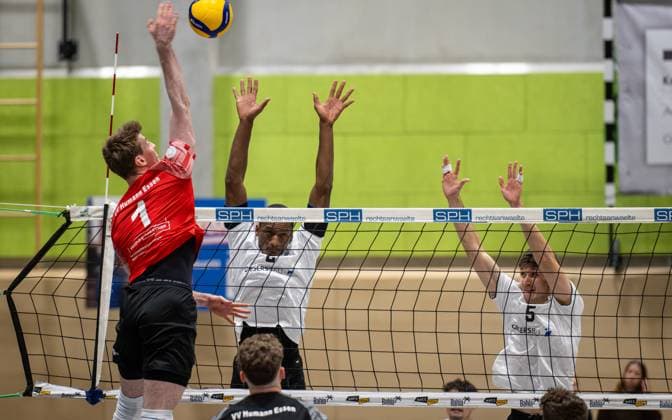 Volleyball, Saison 2025 2026, 2. Bundesliga Nord, 22.11.2025, 08. Spieltag, Herren, TuB Bocholt (weiss) vs. VV Human Essen (rot) v.l.: Lukas Prions (VV Human Essen), Tim Dissmann (Libero VV Human Essen), Rudy Schneider (TuB Bocholt), Tobias John (TuB Bocholt), Bocholt Sporthalle West Nordrhein-Westfalen Deutschland