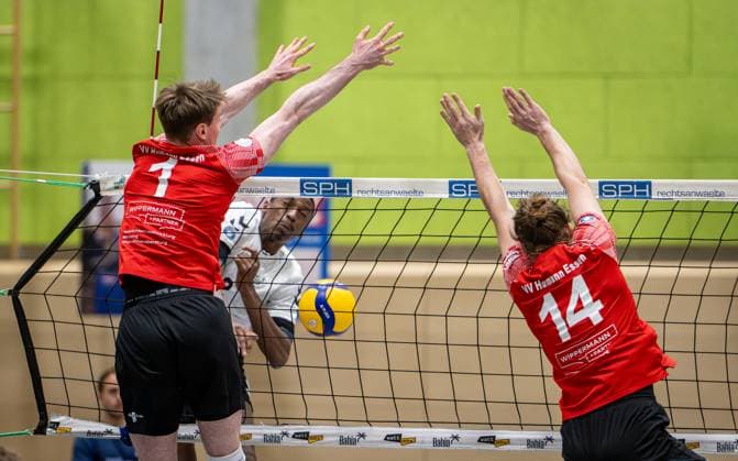 Volleyball, Saison 2025 2026, 2. Bundesliga Nord, 22.11.2025, 08. Spieltag, Herren, TuB Bocholt (weiss) vs. VV Human Essen (rot) v.l.: Lukas Prions (VV Human Essen), Tim Rudy Schneider (TuB Bocholt), Moritz Finke (VV Human Essen), Bocholt Sporthalle West Nordrhein-Westfalen Deutschland