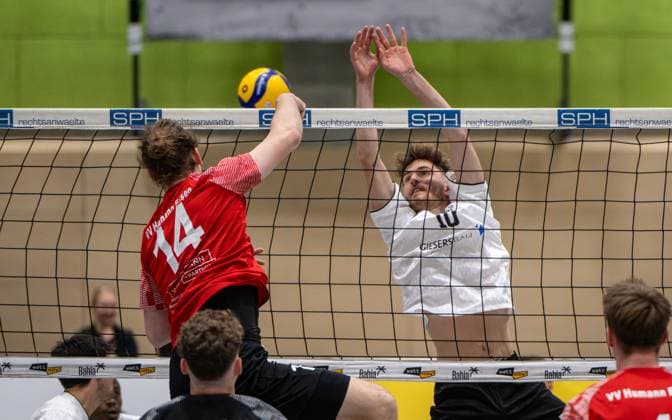 Volleyball, Saison 2025 2026, 2. Bundesliga Nord, 22.11.2025, 08. Spieltag, Herren, TuB Bocholt (weiss) vs. VV Human Essen (rot) v.l.: Moritz Finke (VV Human Essen), Tom Doerpinghaus (TuB Bocholt), Bocholt Sporthalle West Nordrhein-Westfalen Deutschland
