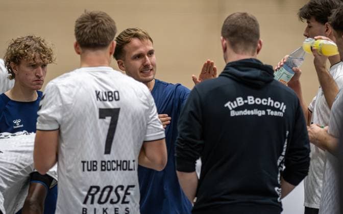 Volleyball, Saison 2025 2026, 2. Bundesliga Nord, 22.11.2025, 08. Spieltag, Herren, TuB Bocholt (weiss) vs. VV Human Essen (rot) Max Ole Luebbert (Trainer TuB Bocholt), Bocholt Sporthalle West Nordrhein-Westfalen Deutschland