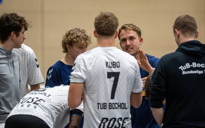 Volleyball, Saison 2025 2026, 2. Bundesliga Nord, 22.11.2025, 08. Spieltag, Herren, TuB Bocholt (weiss) vs. VV Human Essen (rot) Max Ole Luebbert (Trainer TuB Bocholt), Bocholt Sporthalle West Nordrhein-Westfalen Deutschland