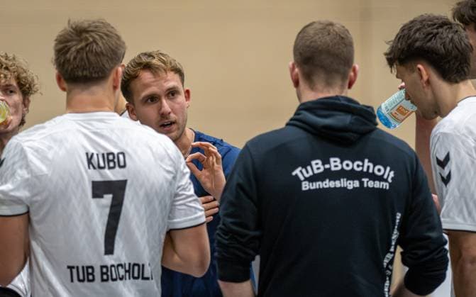 Volleyball, Saison 2025 2026, 2. Bundesliga Nord, 22.11.2025, 08. Spieltag, Herren, TuB Bocholt (weiss) vs. VV Human Essen (rot) Max Ole Luebbert (Trainer TuB Bocholt), Bocholt Sporthalle West Nordrhein-Westfalen Deutschland