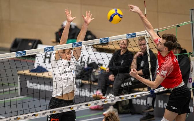 Volleyball, Saison 2025 2026, 2. Bundesliga Nord, 22.11.2025, 08. Spieltag, Herren, TuB Bocholt (weiss) vs. VV Human Essen (rot) v.l.: Luis Kubo (TuB Bocholt), Simon Schroeder (VV Human Essen), Bocholt Sporthalle West Nordrhein-Westfalen Deutschland