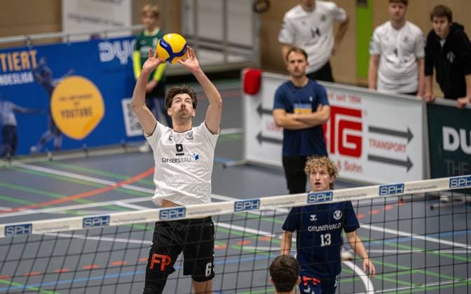 Volleyball, Saison 2025 2026, 2. Bundesliga Nord, 22.11.2025, 08. Spieltag, Herren, TuB Bocholt (weiss) vs. VV Human Essen (rot) v.l.: Ben Stoverink (TuB Bocholt), Tom-Luca Schluse (Libero TuB Bocholt), Bocholt Sporthalle West Nordrhein-Westfalen Deutschland