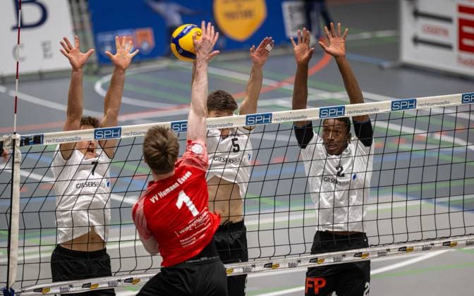 Volleyball, Saison 2025 2026, 2. Bundesliga Nord, 22.11.2025, 08. Spieltag, Herren, TuB Bocholt (weiss) vs. VV Human Essen (rot) v.l.: Luis Kubo (TuB Bocholt), Lukas Prions (VV Human Essen), Tobias John (TuB Bocholt), Rudy Schneider (TuB Bocholt), Bocholt Sporthalle West Nordrhein-Westfalen Deutschland
