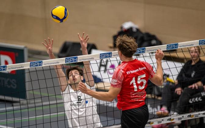 Volleyball, Saison 2025 2026, 2. Bundesliga Nord, 22.11.2025, 08. Spieltag, Herren, TuB Bocholt (weiss) vs. VV Human Essen (rot) v.l.: Ben Stoverink (TuB Bocholt), Fynn Bach (VV Human Essen), Bocholt Sporthalle West Nordrhein-Westfalen Deutschland