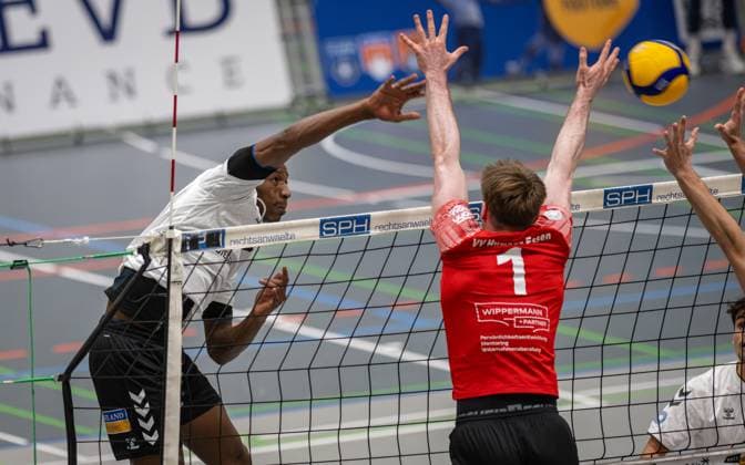 Volleyball, Saison 2025 2026, 2. Bundesliga Nord, 22.11.2025, 08. Spieltag, Herren, TuB Bocholt (weiss) vs. VV Human Essen (rot) v.l.: Rudy Schneider (TuB Bocholt), Lukas Prions (VV Human Essen), Bocholt Sporthalle West Nordrhein-Westfalen Deutschland