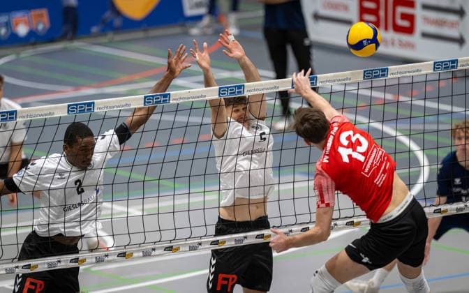 Volleyball, Saison 2025 2026, 2. Bundesliga Nord, 22.11.2025, 08. Spieltag, Herren, TuB Bocholt (weiss) vs. VV Human Essen (rot) v.l.: Rudy Schneider (TuB Bocholt), Tobias John (TuB Bocholt), Lukas Prions (VV Human Essen), Bocholt Sporthalle West Nordrhein-Westfalen Deutschland