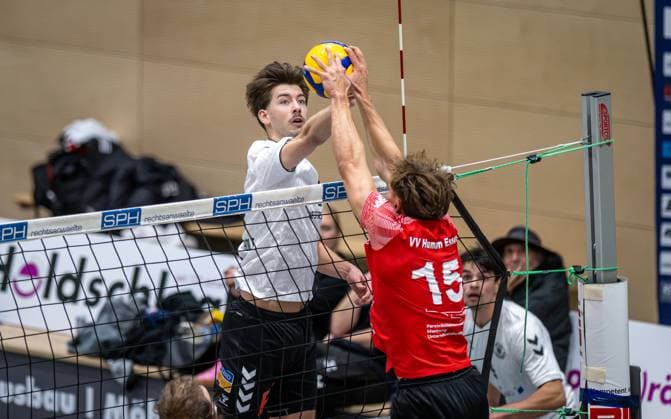 Volleyball, Saison 2025 2026, 2. Bundesliga Nord, 22.11.2025, 08. Spieltag, Herren, TuB Bocholt (weiss) vs. VV Human Essen (rot) v.l.: Ben Stoverink (TuB Bocholt), Fynn Bach (VV Human Essen), Bocholt Sporthalle West Nordrhein-Westfalen Deutschland