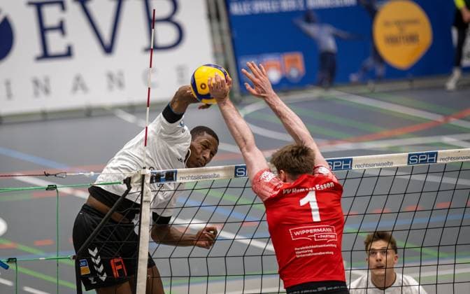 Volleyball, Saison 2025 2026, 2. Bundesliga Nord, 22.11.2025, 08. Spieltag, Herren, TuB Bocholt (weiss) vs. VV Human Essen (rot) v.l.: Rudy Schneider (TuB Bocholt), Lukas Prions (VV Human Essen), Bocholt Sporthalle West Nordrhein-Westfalen Deutschland