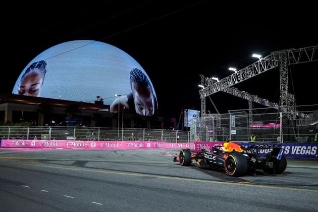 F1 - LAS VEGAS GRAND PRIX 2025 01 VERSTAPPEN Max (nld), Red Bull Racing RB21, action during the 2025 Formula 1 Las Vegas Grand Prix, 22th round of the 2025 FIA Formula One World Championship, WM, Weltmeisterschaft from November 21 to 23, 2025 on the Las Vegas Strip Circuit, in Paradise, Nevada, United States of America - ParadiseUnited States  Copyright: xEricxAlonsox