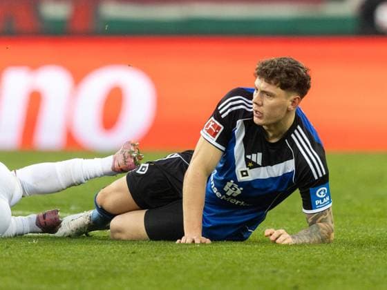 Hamburgs 21 Nicolai REMBERG. Fussball: Augsburg - Hamburg 1:0. Fußball Bundesliga, FC Augsburg - Hamburger SV, 11. Spieltag, Saison 2025-2026, am 22.11.2025 in Augsburg, W W K A R E N A, Deutschland. Quelle Copyright Credit : Oryk HAIST