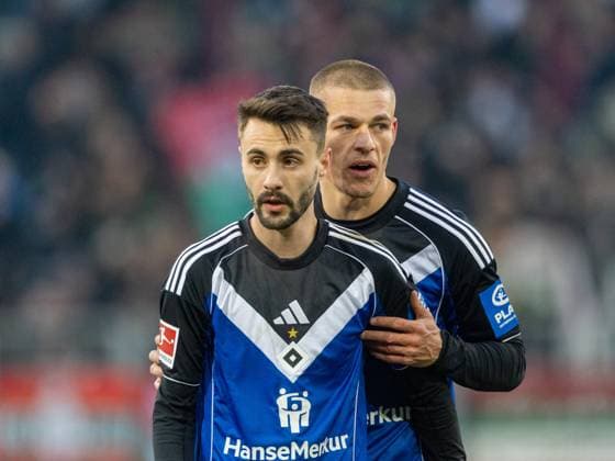 Hamburgs 20 Fabio VIEIRA vor 28 Miro MUHEIM. Fussball: Augsburg - Hamburg 1:0. Fußball Bundesliga, FC Augsburg - Hamburger SV, 11. Spieltag, Saison 2025-2026, am 22.11.2025 in Augsburg, W W K A R E N A, Deutschland. Quelle Copyright Credit : Oryk HAIST