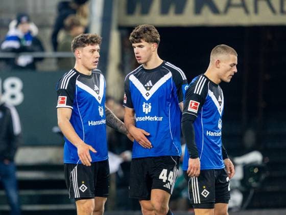 Enttaeuscht . . . Hamburgs 21 Nicolai REMBERG, 44 Luka VUSKOVIC und 28 Miro MUHEIM nach Spielende. Fussball: Augsburg - Hamburg 1:0. Fußball Bundesliga, FC Augsburg - Hamburger SV, 11. Spieltag, Saison 2025-2026, am 22.11.2025 in Augsburg, W W K A R E N A, Deutschland. Quelle Copyright Credit : Oryk HAIST