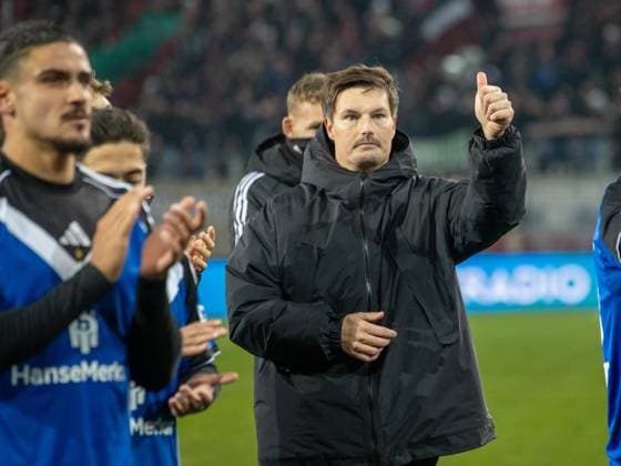 Hamburgs Trainer Merlin POLZIN nach Spielende. Fussball: Augsburg - Hamburg 1:0. Fußball Bundesliga, FC Augsburg - Hamburger SV, 11. Spieltag, Saison 2025-2026, am 22.11.2025 in Augsburg, W W K A R E N A, Deutschland. Quelle Copyright Credit : Oryk HAIST