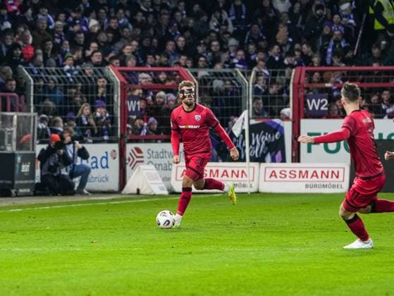 Yannick Deichmann (FC Ingolstadt, 20) ist fokussiert VfL Osnabrueck vs. FC Ingolstadt, Fußball, 3. Liga, 15. Spieltag, Saison 2025 2026, 22.11.2025 DFB REGULATIONS PROHIBIT ANY USE OF PHOTOGRAPHS AS IMAGE SEQUENCES AND OR QUASI-VIDEO, VfL Osnabrueck vs. FC Ingolstadt, Fußball, 3. Liga, 15. Spieltag, Saison 2025 2026, 22.11.2025 Osnabrueck Copyright: xEibner-Pressefoto DamianxKruczynx EP_DKI