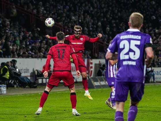 Yannick Deichmann (FC Ingolstadt, 20) koepft zu Max Besuschkow (FC Ingolstadt, 17) VfL Osnabrueck vs. FC Ingolstadt, Fußball, 3. Liga, 15. Spieltag, Saison 2025 2026, 22.11.2025 DFB REGULATIONS PROHIBIT ANY USE OF PHOTOGRAPHS AS IMAGE SEQUENCES AND OR QUASI-VIDEO, VfL Osnabrueck vs. FC Ingolstadt, Fußball, 3. Liga, 15. Spieltag, Saison 2025 2026, 22.11.2025 Osnabrueck Copyright: xEibner-Pressefoto DamianxKruczynx EP_DKI